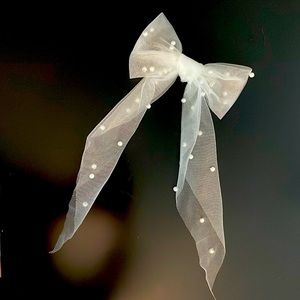 Lulu’s Hair Bow with Pearls